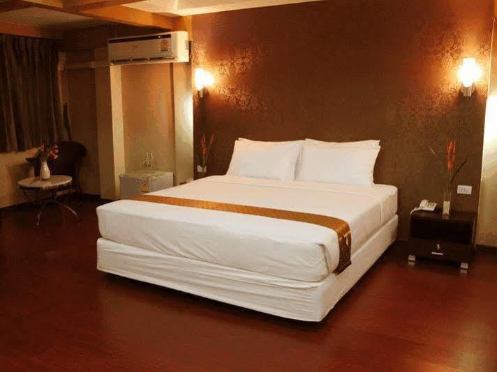 Visiting Card Hotel & Resort Bangkok Exterior foto